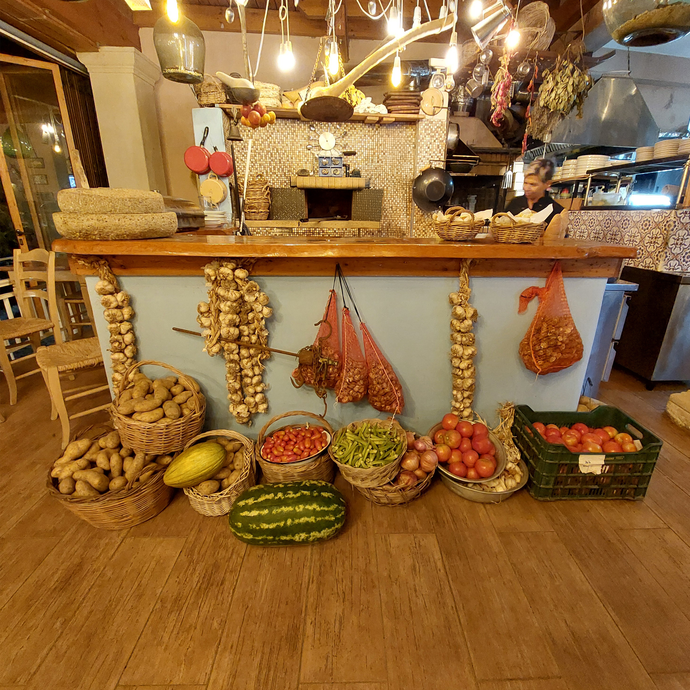 Village authentique, douceur de vivre, traditions et hospitalité Crétoise.