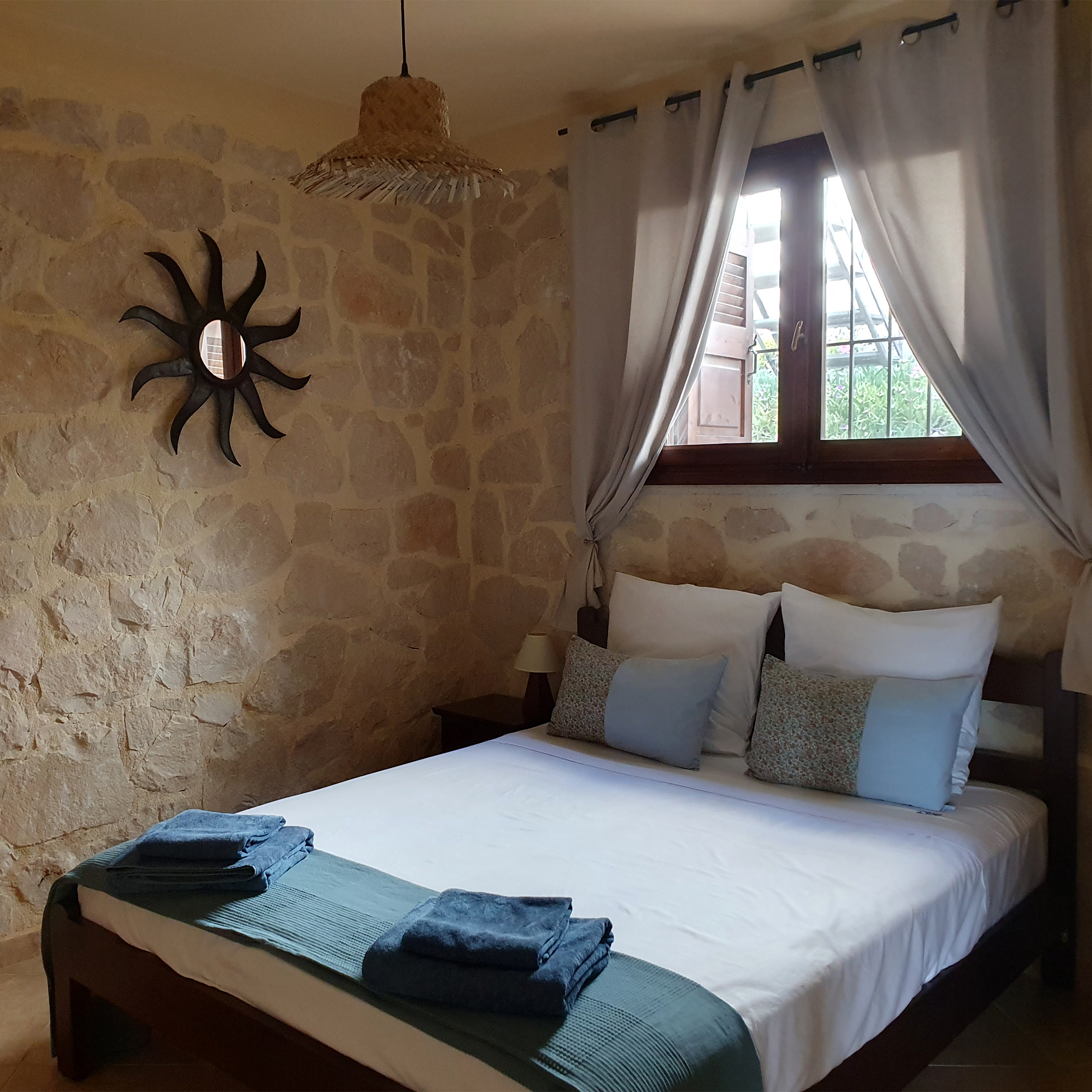 Le Cottage du Soleil peut accueillir jusqu’à 5 personnes avec ses 2 belles chambres.