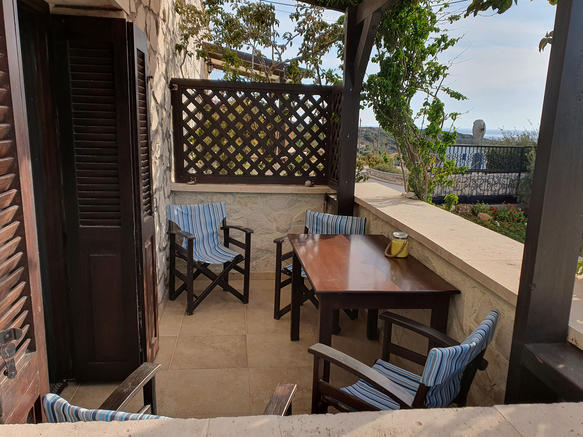 Le cottage du Soleil et sa magnifique terrasse avec vue sur mer.